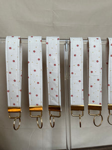 the dainty daisy keychain